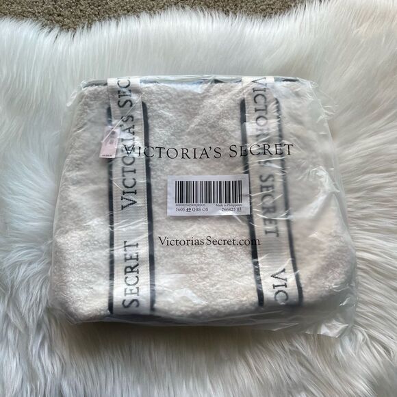 Victoria's Secret Cozy Plush Fleece Tote Zipper Off White Zip Closure NWT - Picture 9 of 13
